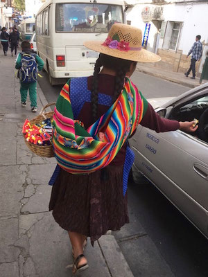 Cholita am Kaugummi dealen