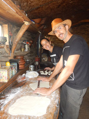 Gabriela und Antonio beim Pizza machen