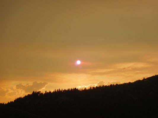 Durch einen Waldbrand in der Nähe färbte sich der ganze Himmel rot