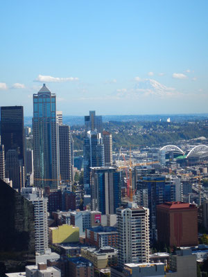 Aussicht von der Spaceneedle - im Hintergrund ist der Mount Rainier schwach zu erkennen
