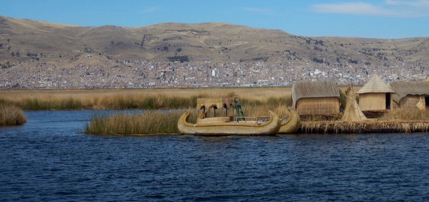 nicht nur die Inseln, auch die Boote bestehen komplett aus Schilf