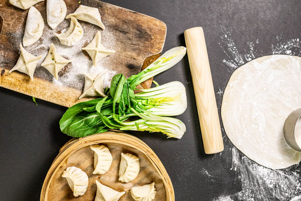 Frisch gefaltete Dim Sum und ausgerollter Teig im Dim Sum Kochkurs von Bilou Kitchen in München.