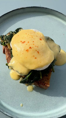 Pochiertes Ei mit Sauce Hollandaise im Brunch Kochkurs von Bilou Kitchen in München.