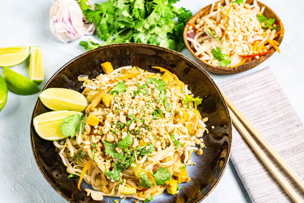 Frisch zubereitetes Pad Thai im thailändischen Kochkurs von Bilou Kitchen in München.