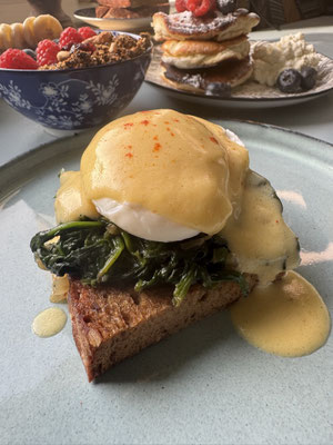 Eggs Florentine mit pochiertem Ei und Sauce Hollandaise im Brunch Kochkurs von Bilou Kitchen in München.