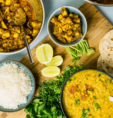 Indische Currys mit Reis, Chapati und klassischen Beilagen im Indischen Kochkurs von Bilou Kitchen in München.