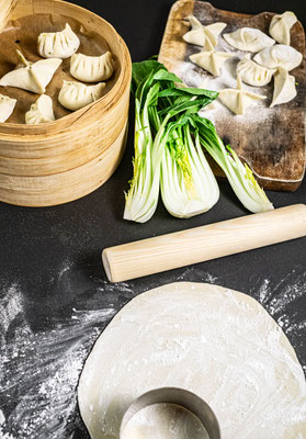 Handgemachte Dim Sum mit verschiedenen Falttechniken im Kochkurs von Bilou Kitchen in München.