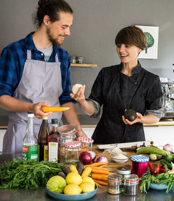 Gemeinsames Kochen internationaler Streetfood-Gerichte im Streetfood Kochkurs von Bilou Kitchen in München.