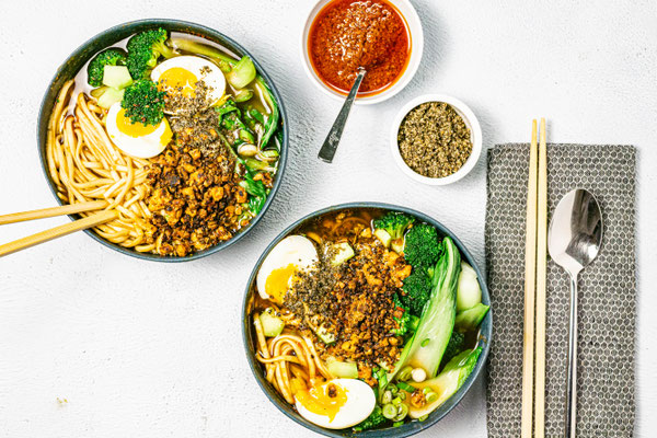 Zwei Schüsseln japanische Ramen mit Ei, Pak Choi und hausgemachtem Chili-Öl im Ramen Kochkurs von Bilou Kitchen in München