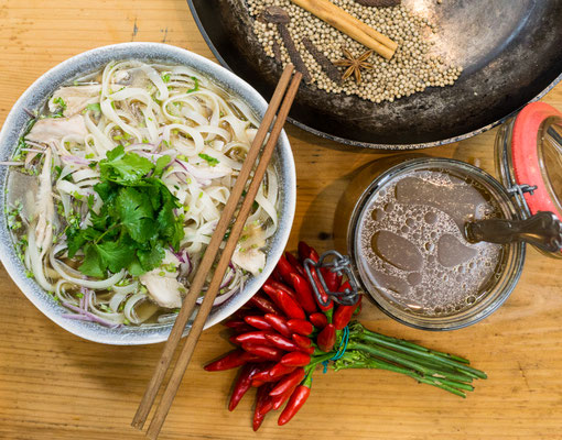 Thailändische Reisnudeln mit frischen Kräutern und typischen Gewürzen im Kochkurs von Bilou Kitchen in München.