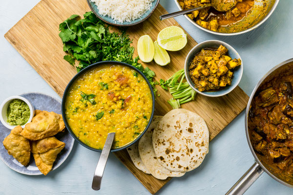 Indisches Thali mit Curry, Samosas, Reis und Chapati im Indischen Kochkurs von Bilou Kitchen in München.