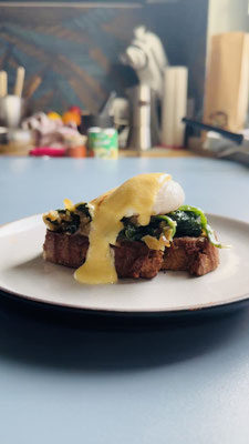 Hausgemachte Sauce Hollandaise für pochierte Eier im Brunch Kochkurs von Bilou Kitchen in München.