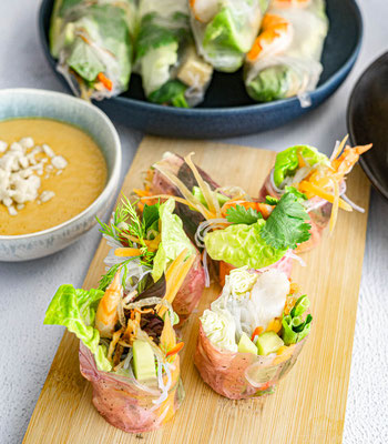 Frische vietnamesische Sommerrollen mit Kräutern und Erdnussdip im Vietnamesischen Kochkurs von Bilou Kitchen in München.