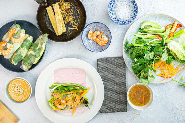 Frische Sommerrollen, Reisnudeln und vietnamesische Kräuter im Vietnamesischen Kochkurs von Bilou Kitchen in München.