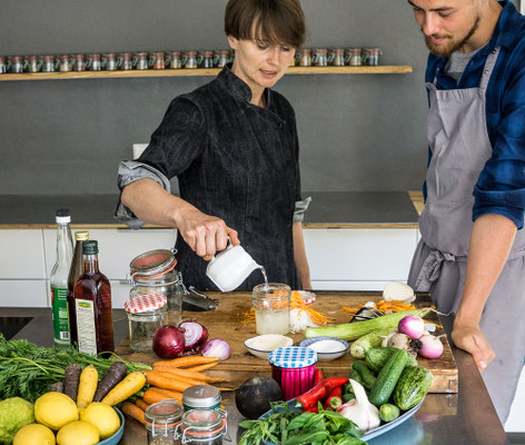 Teilnehmer bereiten frische Salsas und Toppings im mexikanischen Kochkurs von Bilou Kitchen in München zu.