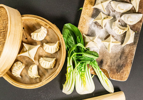 Frisch gefaltete Dim Sum im Bambusdämpfer beim Dim Sum Kochkurs von Bilou Kitchen in München.