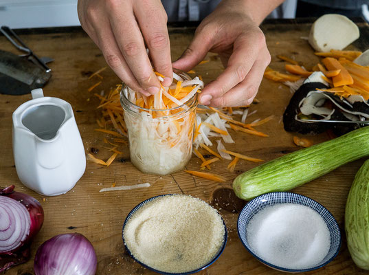 Eingelegtes Gemüse als Taco-Topping im mexikanischen Kochkurs von Bilou Kitchen in München.