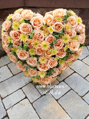 trauerfeier beerdigung herz trauerherz blumenherz gestecktesherz friedhof grab friolzheim bestattung wimsheim enzkreis trauerfloristik blumengesteck blumenstiel