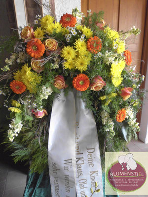  trauerfeier beerdigung kranz trauerkranz blumenkranz gesteckterkranz friedhof grab friolzheim bestattung wimsheim enzkreis trauerfloristik blumengesteck blumenstiel