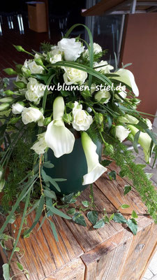 urnenschmuck urne trauerfeier beerdigung urnenkranz urnendeko friedhof grab friolzheim bestattung wimsheim enzkreis trauerfloristik blumengesteck blumenstiel