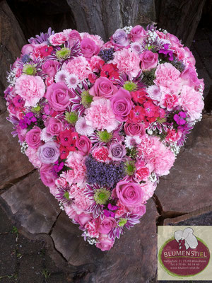 trauerfeier beerdigung herz trauerherz blumenherz gestecktesherz friedhof grab friolzheim bestattung wimsheim enzkreis trauerfloristik blumengesteck blumenstiel