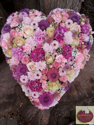 trauerfeier beerdigung herz trauerherz blumenherz gestecktesherz friedhof grab friolzheim bestattung wimsheim enzkreis trauerfloristik blumengesteck blumenstiel