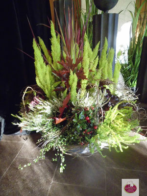trauerfeier beerdigung grabschale blumenfürsgrab trauerschale blumenschale schale friedhof grab friolzheim bestattung wimsheim enzkreis trauerfloristik blumengesteck blumenstiel