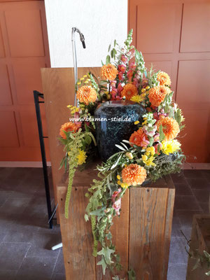 urnenschmuck urne trauerfeier beerdigung urnenkranz urnendeko friedhof grab friolzheim bestattung wimsheim enzkreis trauerfloristik blumengesteck blumenstiel