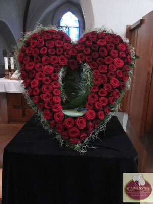 urnenschmuck urne trauerfeier beerdigung urnenkranz herz urnendeko friedhof grab friolzheim bestattung wimsheim enzkreis trauerfloristik blumengesteck blumenstiel