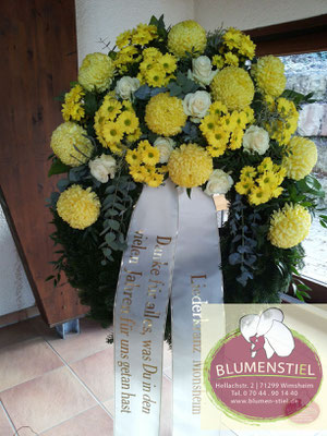  trauerfeier beerdigung kranz trauerkranz blumenkranz gesteckterkranz friedhof grab friolzheim bestattung wimsheim enzkreis trauerfloristik blumengesteck blumenstiel