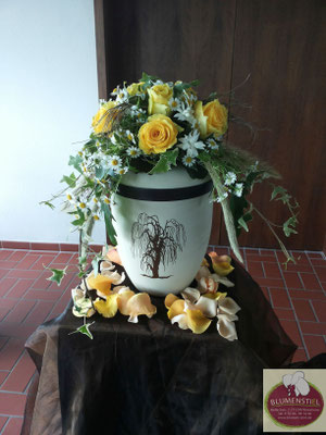 urnenschmuck urne trauerfeier beerdigung urnenkranz urnendeko friedhof grab friolzheim bestattung wimsheim enzkreis trauerfloristik blumengesteck blumenstiel