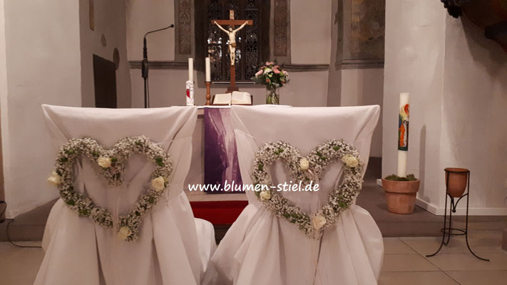 kirchenschmuck kirchendeko hochzeit hochzeitsblumen heiraten enzkreis wimsheim blumenstiel  brautstühle hochzeitsdeko hochzeitsfloristik kirche trauung blumenfürdiekirche altarschmuck bankschmuck