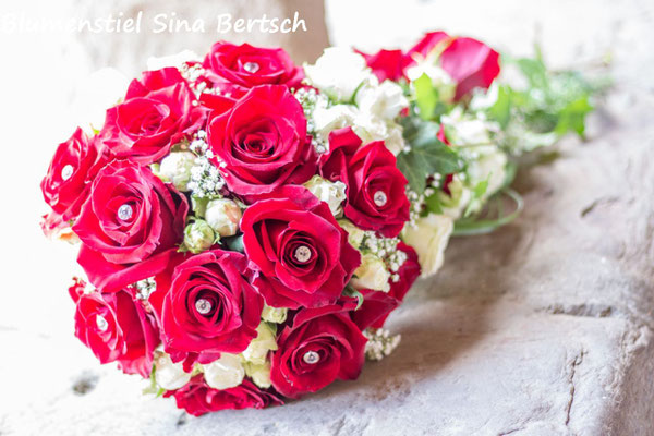 Brautstrauß Wedding Hochzeit Enzkreis Bridalbouquet Weddingbouquet Brautstrauss Braut abfließend rote Rosen