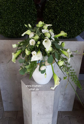 urnenschmuck urne trauerfeier beerdigung urnenkranz urnendeko friedhof grab friolzheim bestattung wimsheim enzkreis trauerfloristik blumengesteck blumenstiel