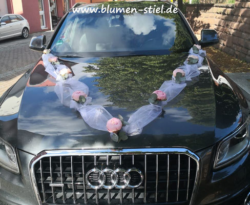 autoschmuck autodeko hochzeit autoblumen heiraten enzkreis wimsheim blumenstiel hochzeitsdeko hochzeitsfloristik auto blumenfürsauto girlande tüll