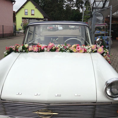 autoschmuck autodeko hochzeit autoblumen heiraten enzkreis wimsheim blumenstiel hochzeitsdeko hochzeitsfloristik auto blumenfürsauto girlande