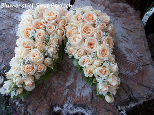 trauerfeier beerdigung bukett trauerbukett blumenbukett gesteck friedhof grab friolzheim bestattung engelsflügel wimsheim enzkreis trauerfloristik blumengesteck blumenstiel