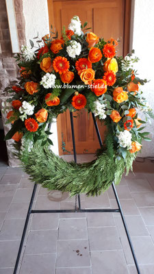  trauerfeier beerdigung kranz trauerkranz blumenkranz gesteckterkranz friedhof grab friolzheim bestattung wimsheim enzkreis trauerfloristik blumengesteck blumenstiel