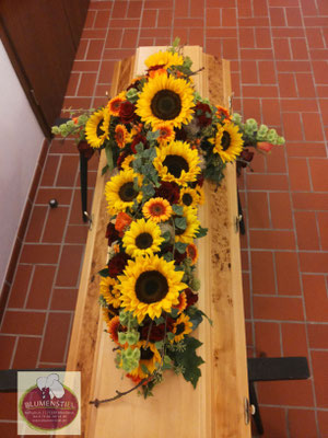 Trauerfloristik Beerdigung Traeurfeier Grab Sargschmuck Sarg Bukett Sargbukett Kreuz Sonnenblumen