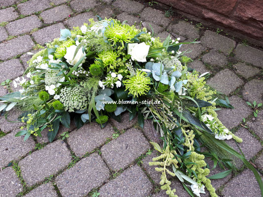 Gesteck asymmetrisch weiß-grün mit Dekochrysanthemen, Rosen, Amaranthus, Dill, Santini und Eucalyptus