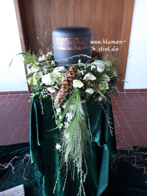urnenschmuck urne trauerfeier beerdigung urnenkranz urnendeko friedhof grab friolzheim bestattung wimsheim enzkreis trauerfloristik blumengesteck blumenstiel