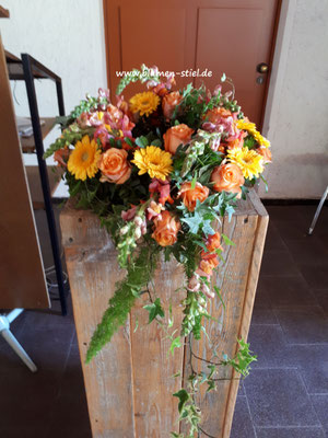 urnenschmuck urne trauerfeier beerdigung urnenkranz urnendeko friedhof grab friolzheim bestattung wimsheim enzkreis trauerfloristik blumengesteck blumenstiel