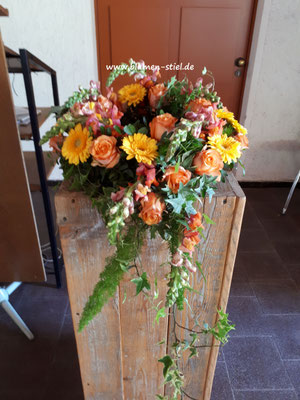 urnenschmuck urne trauerfeier beerdigung urnenkranz urnendeko friedhof grab friolzheim bestattung wimsheim enzkreis trauerfloristik blumengesteck blumenstiel