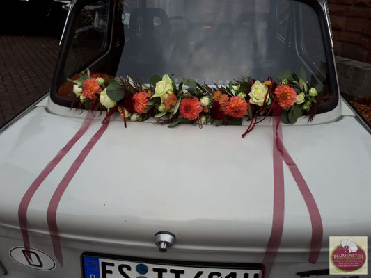 autoschmuck autodeko hochzeit autoblumen heiraten enzkreis wimsheim blumenstiel hochzeitsdeko hochzeitsfloristik auto blumenfürsauto girlande