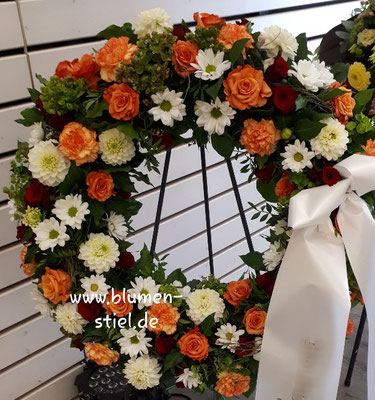  trauerfeier beerdigung kranz trauerkranz blumenkranz gesteckterkranz friedhof grab friolzheim bestattung wimsheim enzkreis trauerfloristik blumengesteck blumenstiel