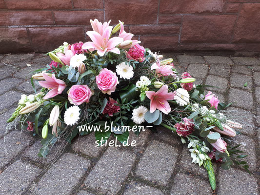 Gesteck asymmetrisch rosa-pink-weiß mit Lilien, Germini, Rosen, Nelken