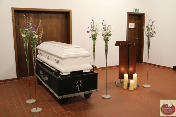 Trauerfloristik Beerdigung Traeurfeier Grab Sargschmuck Deko Leichenhalle Aussegnungshalle Kerzen 