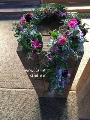 urnenschmuck urne trauerfeier beerdigung urnenkranz urnendeko friedhof grab friolzheim bestattung wimsheim enzkreis trauerfloristik blumengesteck blumenstiel