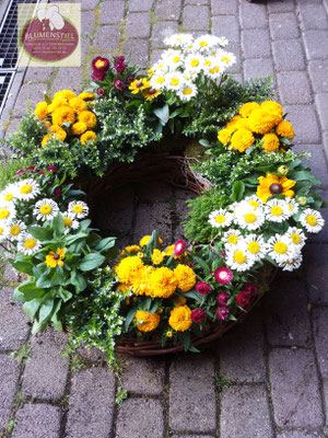 trauerfeier beerdigung grabschale blumenfürsgrab trauerschale blumenschale schale friedhof grab friolzheim bestattung wimsheim enzkreis trauerfloristik blumengesteck blumenstiel