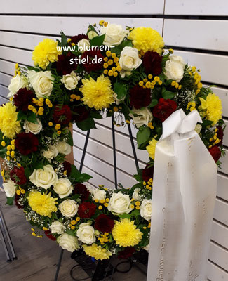  trauerfeier beerdigung kranz trauerkranz blumenkranz gesteckterkranz friedhof grab friolzheim bestattung wimsheim enzkreis trauerfloristik blumengesteck blumenstiel
